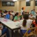 Una veintena de jóvenes aprenden el arte de la encuadernación en Carbajosa