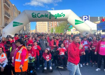 Miles de personas se unen a la marea roja de Aviva en su XVI marcha de los 1.000 pasos
