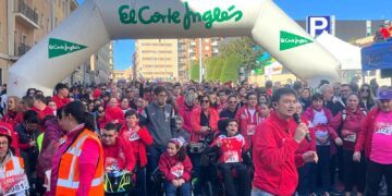 Miles de personas se unen a la marea roja de Aviva en su XVI marcha de los 1.000 pasos
