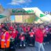 Miles de personas se unen a la marea roja de Aviva en su XVI marcha de los 1.000 pasos