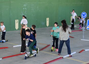 Medio centenar de participantes aprenden jugando en el circuito de educación vial de Castellanos