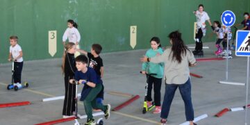 Medio centenar de participantes aprenden jugando en el circuito de educación vial de Castellanos