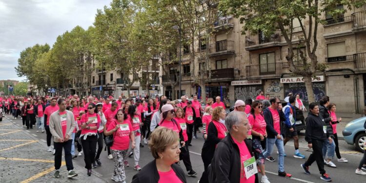 15.000 personas tiñen de rosa las calles de Salamanca en la XI Marcha Contra el Cáncer