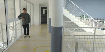 Santa Marta refuerza la seguridad y la climatización del pabellón deportivo con una cristalera detrás de las gradas