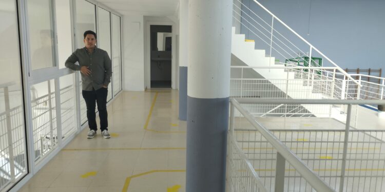 Santa Marta refuerza la seguridad y la climatización del pabellón deportivo con una cristalera detrás de las gradas