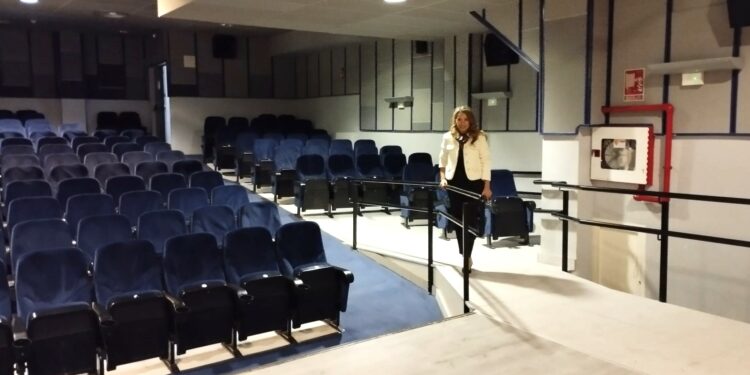 Santa Marta mejora la accesibilidad interior del Auditorio Enrique de Sena con una rampa para subir al escenario