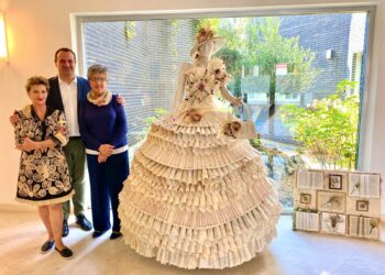 Santa Marta luce una obra de arte elaborada con 850 cucuruchos de papel de libros litúrgicos antiguos