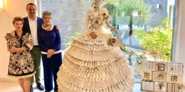 Santa Marta luce una obra de arte elaborada con 850 cucuruchos de papel de libros litúrgicos antiguos