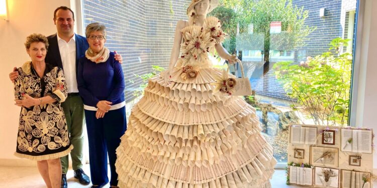 Santa Marta luce una obra de arte elaborada con 850 cucuruchos de papel de libros litúrgicos antiguos