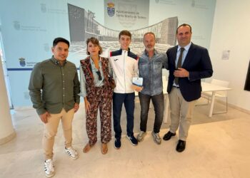 Santa Marta felicita al joven campeón del mundo de pádel Samuel Rivas