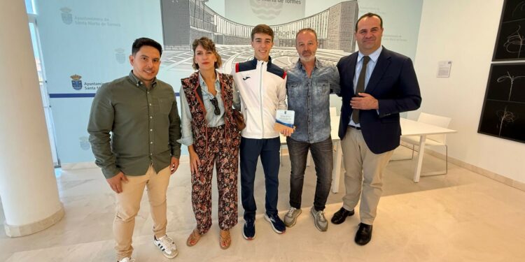 Santa Marta felicita al joven campeón del mundo de pádel Samuel Rivas