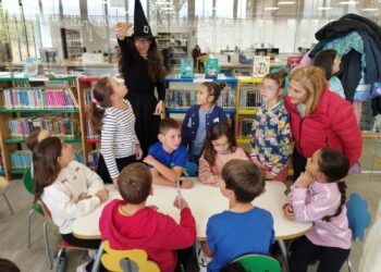 Los escolares de Santa Marta participan en un juego de pistas para celebrar el Día de las Bibliotecas