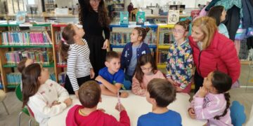 Los escolares de Santa Marta participan en un juego de pistas para celebrar el Día de las Bibliotecas