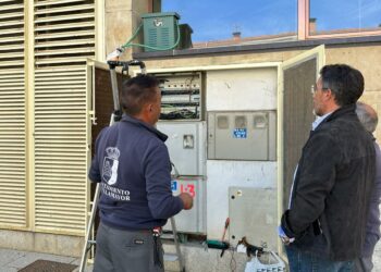 Villamayor resuelve las incidencias en el alumbrado público con la instalación de más de 1.700 metros de cableado eléctrico para evitar los apagones en el centro urbano
