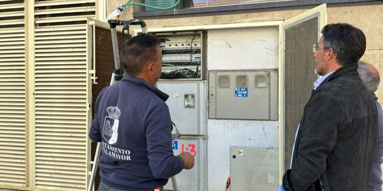 Villamayor resuelve las incidencias en el alumbrado público con la instalación de más de 1.700 metros de cableado eléctrico para evitar los apagones en el centro urbano