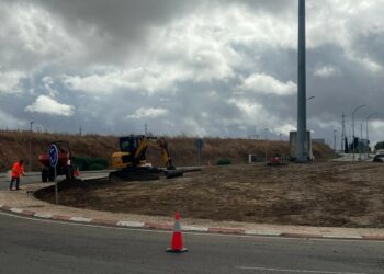 Villamayor renueva la rotonda de acceso con un jardín que mejorará la imagen del municipio