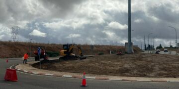 Villamayor renueva la rotonda de acceso con un jardín que mejorará la imagen del municipio