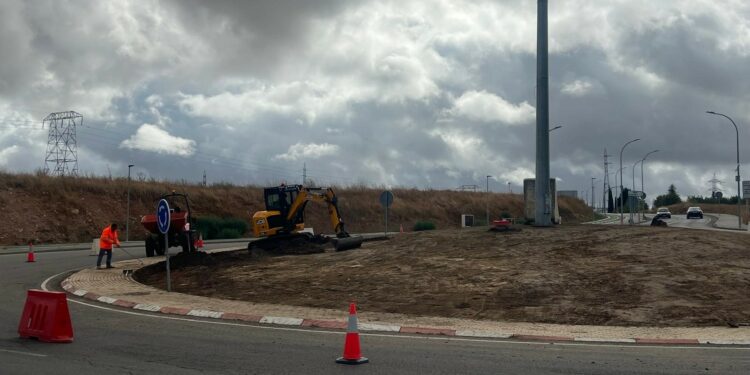 Villamayor renueva la rotonda de acceso con un jardín que mejorará la imagen del municipio