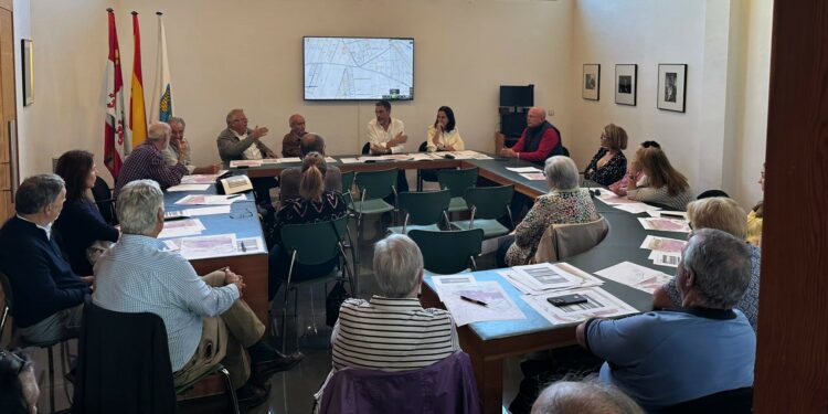 La circunvalación de Villamayor cada vez más cerca: los propietarios de los terrenos conocen el proyecto