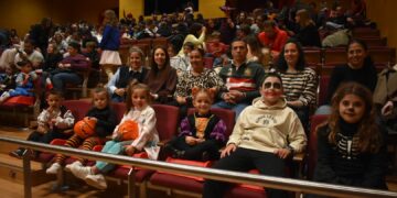 La magia más terrorífica y la ruta ‘truco o trato’ llenan ‘de miedo’ las calles de Villares