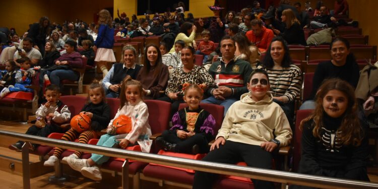 La magia más terrorífica y la ruta ‘truco o trato’ llenan ‘de miedo’ las calles de Villares