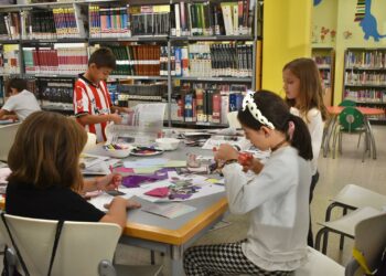 El taller de collages en homenaje a Martín Gaite estrena el programa de actividades de la biblioteca de Villares