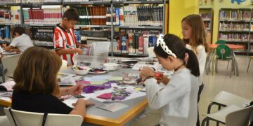 El taller de collages en homenaje a Martín Gaite estrena el programa de actividades de la biblioteca de Villares