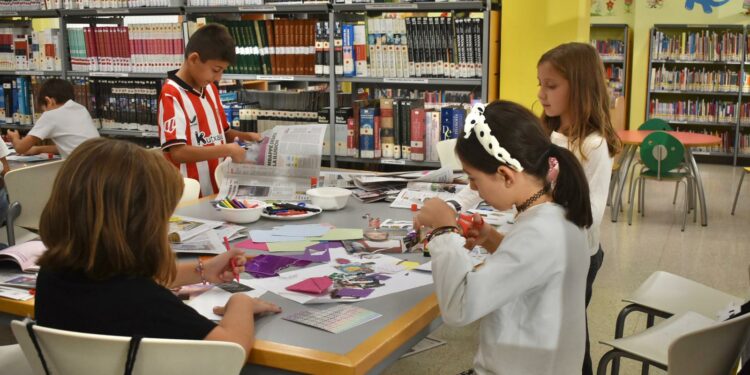 El taller de collages en homenaje a Martín Gaite estrena el programa de actividades de la biblioteca de Villares