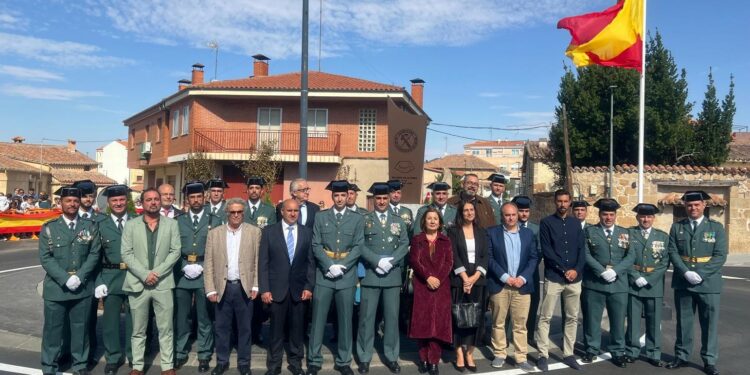 Villares dedica una escultura y una rotonda a la Guardia Civil como reconocimiento a su labor en la sociedad
