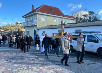 Los vecinos de Aldeatejada arropan a Santa Bárbara en la procesión del día de fiesta