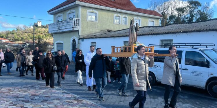 Los vecinos de Aldeatejada arropan a Santa Bárbara en la procesión del día de fiesta