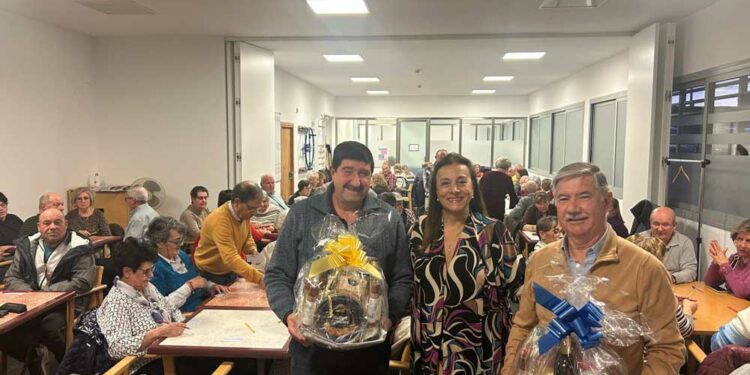 Los mayores despiden el mes con bingo, música y una jornada de convivencia