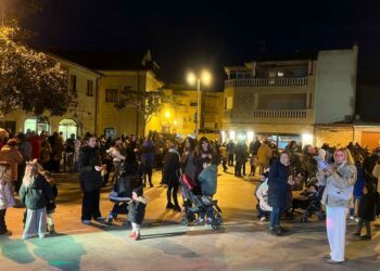 Los vecinos de Villamayor llenan la Plaza para disfrutar de la tradicional fiesta de la castañada
