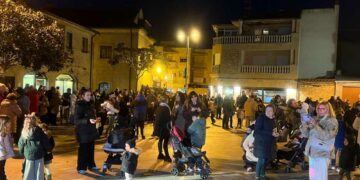 Los vecinos de Villamayor llenan la Plaza para disfrutar de la tradicional fiesta de la castañada