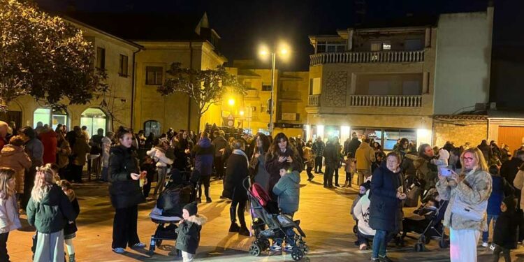 Los vecinos de Villamayor llenan la Plaza para disfrutar de la tradicional fiesta de la castañada