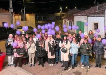 Suelta de globos morados en Doñinos para recordar a las víctimas de violencia machista de este año