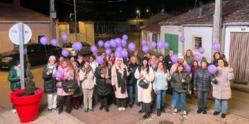 Suelta de globos morados en Doñinos para recordar a las víctimas de violencia machista de este año
