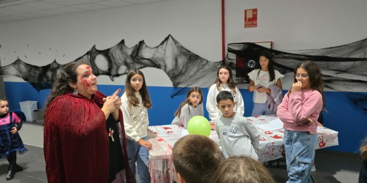 Los vecinos de Villamayor continúan disfrutando de de Halloween en el Día de Todos los Santos