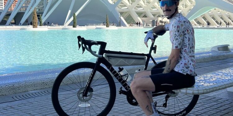 Juan Dual, el ultradeportista que vive sin parte del sistema digestivo, presenta su libro ‘Vacío’ en Villamayor: “Intento equilibrar humor y emoción para transmitir un mensaje bonito»