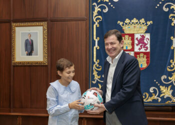 María Caamaño es recibida por el presidente de la Junta, Fernández Mañueco