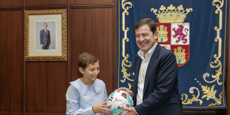 El presidente de la Junta, Fernández Mañueco, recibe a María Caamaño, la princesa futbolera guerrera
