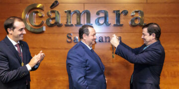 Benjamín Crespo recibe la medalla de oro de la Cámara de Comercio de Salamanca