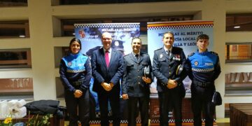 El agente de la Policía Local, Alfonso Pérez, recibe la Medalla de Plata al Mérito por la actuación que salvó la vida a una mujer