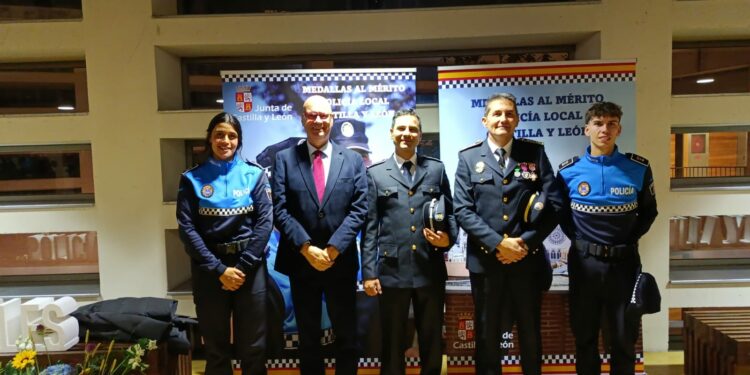 El agente de la Policía Local, Alfonso Pérez, recibe la Medalla de Plata al Mérito por la actuación que salvó la vida a una mujer