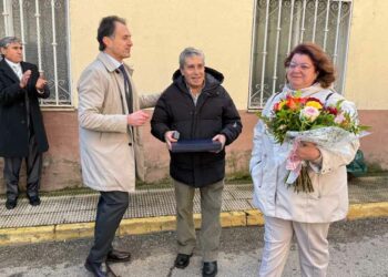 Aldeatejada homenajea a Basilio Martín por sus años de servicio al frente del ultramarinos del municipio