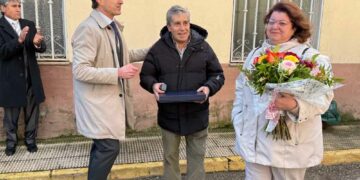 Aldeatejada homenajea a Basilio Martín por sus años de servicio al frente del ultramarinos del municipio