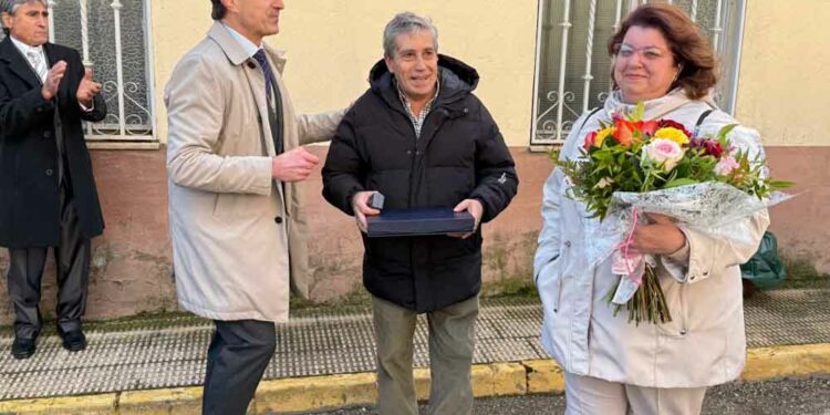 Aldeatejada homenajea a Basilio Martín por sus años de servicio al frente del ultramarinos del municipio