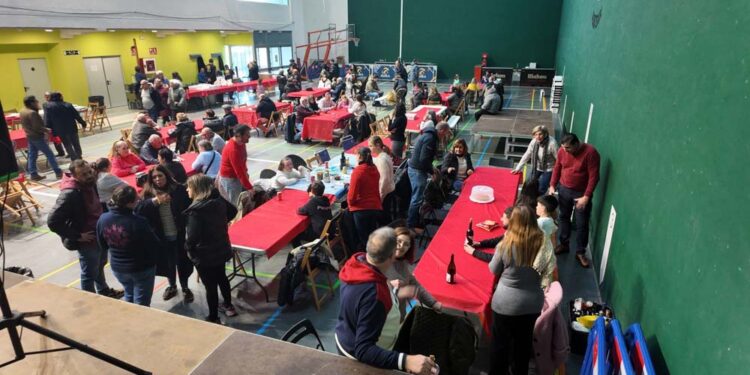 La comida popular de las Fiestas de Santa Bárbara reúne a 300 vecinos de Aldeatejada