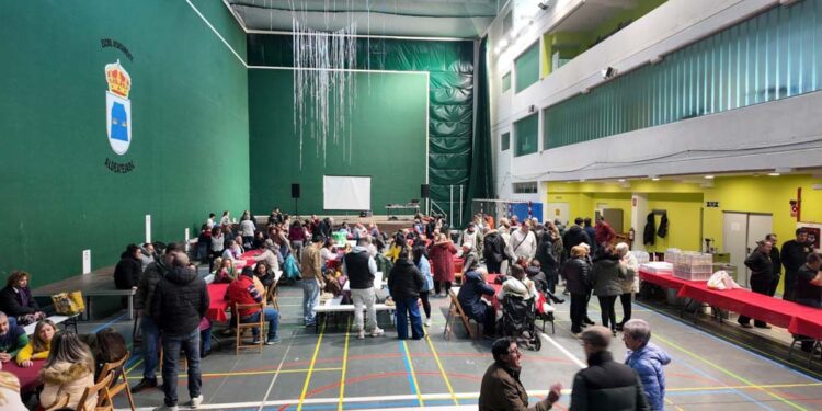 La comida popular de las Fiestas de Santa Bárbara reúne a 300 vecinos de Aldeatejada