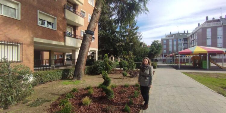 La inversión de 18.121 euros permite mejorar la imagen de la plaza Comuneros